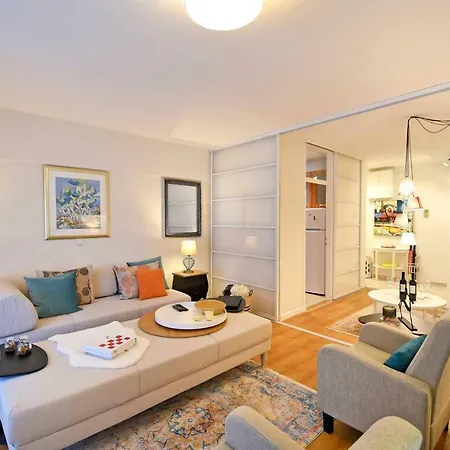 Henne Apartament *